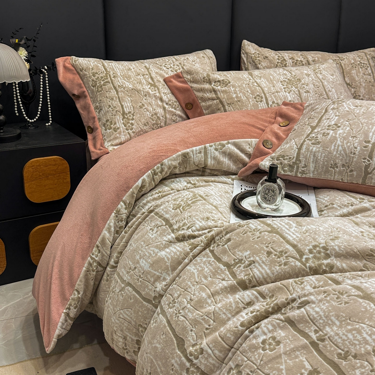 91家纺网 家纺一手货源 找家纺 晚爱家纺（原晚安家居） 2025新款宽边纽扣款雕花绒四件套烂花立体雕花牛奶绒 寒冬-粉