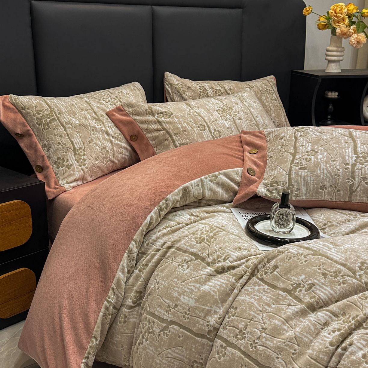 91家纺网 家纺一手货源 找家纺 晚爱家纺（原晚安家居） 2025新款宽边纽扣款雕花绒四件套烂花立体雕花牛奶绒 寒冬-粉