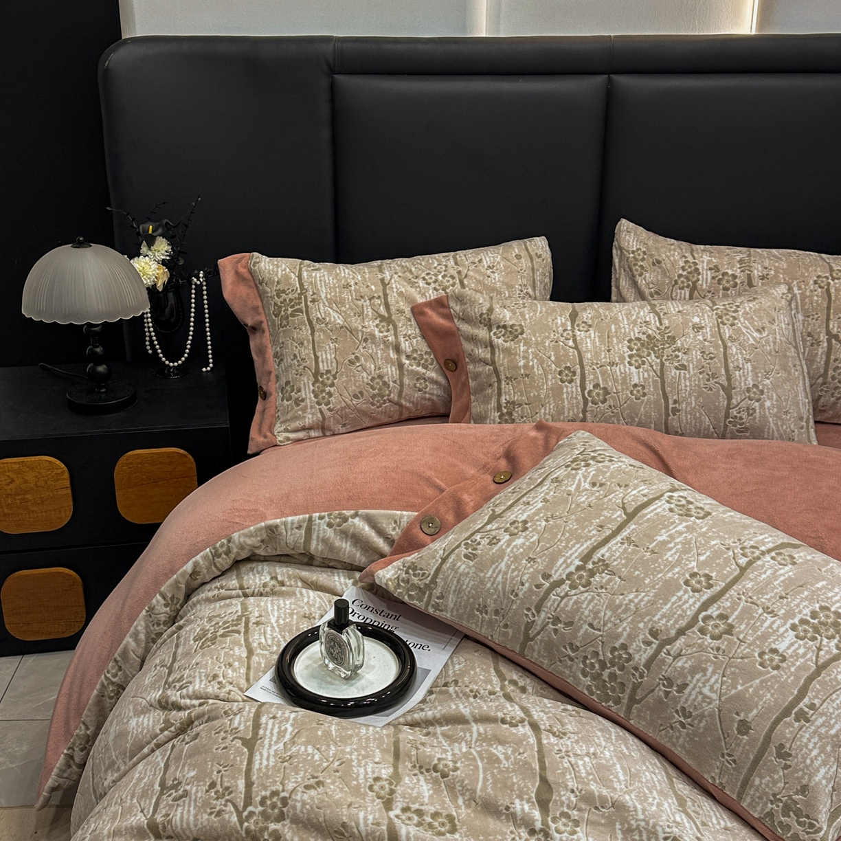 91家纺网 家纺一手货源 找家纺 晚爱家纺（原晚安家居） 2025新款宽边纽扣款雕花绒四件套烂花立体雕花牛奶绒 寒冬-粉