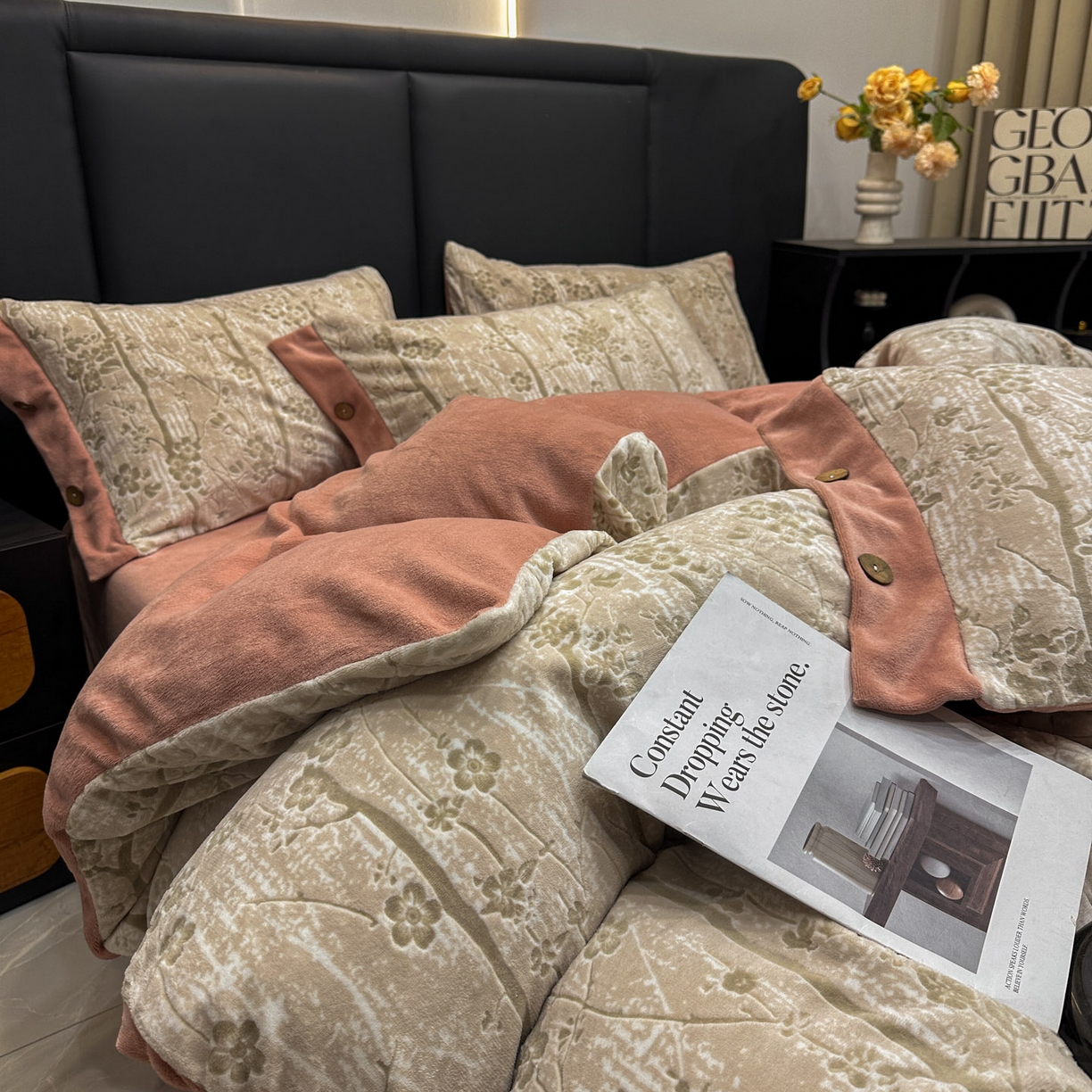 91家纺网 家纺一手货源 找家纺 晚爱家纺（原晚安家居） 2025新款宽边纽扣款雕花绒四件套烂花立体雕花牛奶绒 寒冬-粉