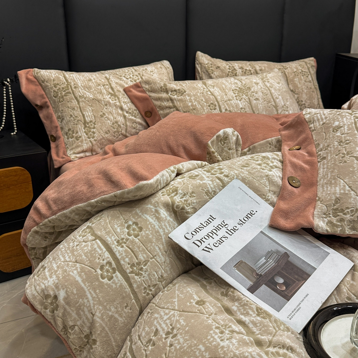 91家纺网 家纺一手货源 找家纺 晚爱家纺（原晚安家居） 2025新款宽边纽扣款雕花绒四件套烂花立体雕花牛奶绒 寒冬-粉