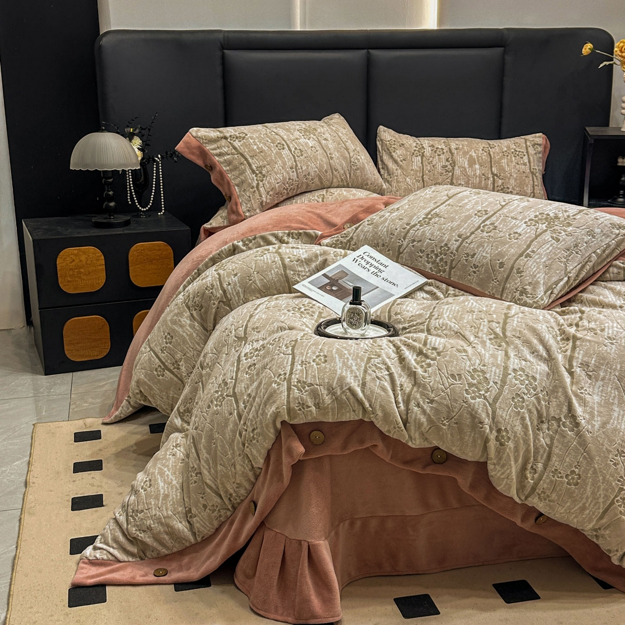 91家纺网 家纺一手货源 找家纺 晚爱家纺（原晚安家居） 2025新款宽边纽扣款雕花绒四件套烂花立体雕花牛奶绒 寒冬-粉