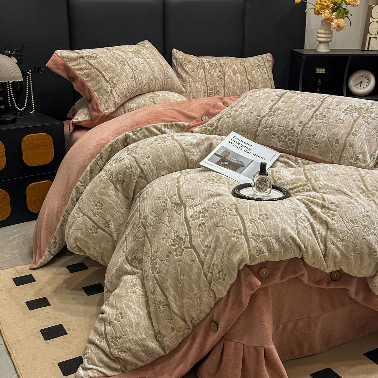 91家纺网 家纺一手货源 找家纺 晚爱家纺（原晚安家居） 2025新款宽边纽扣款雕花绒四件套烂花立体雕花牛奶绒 寒冬-粉