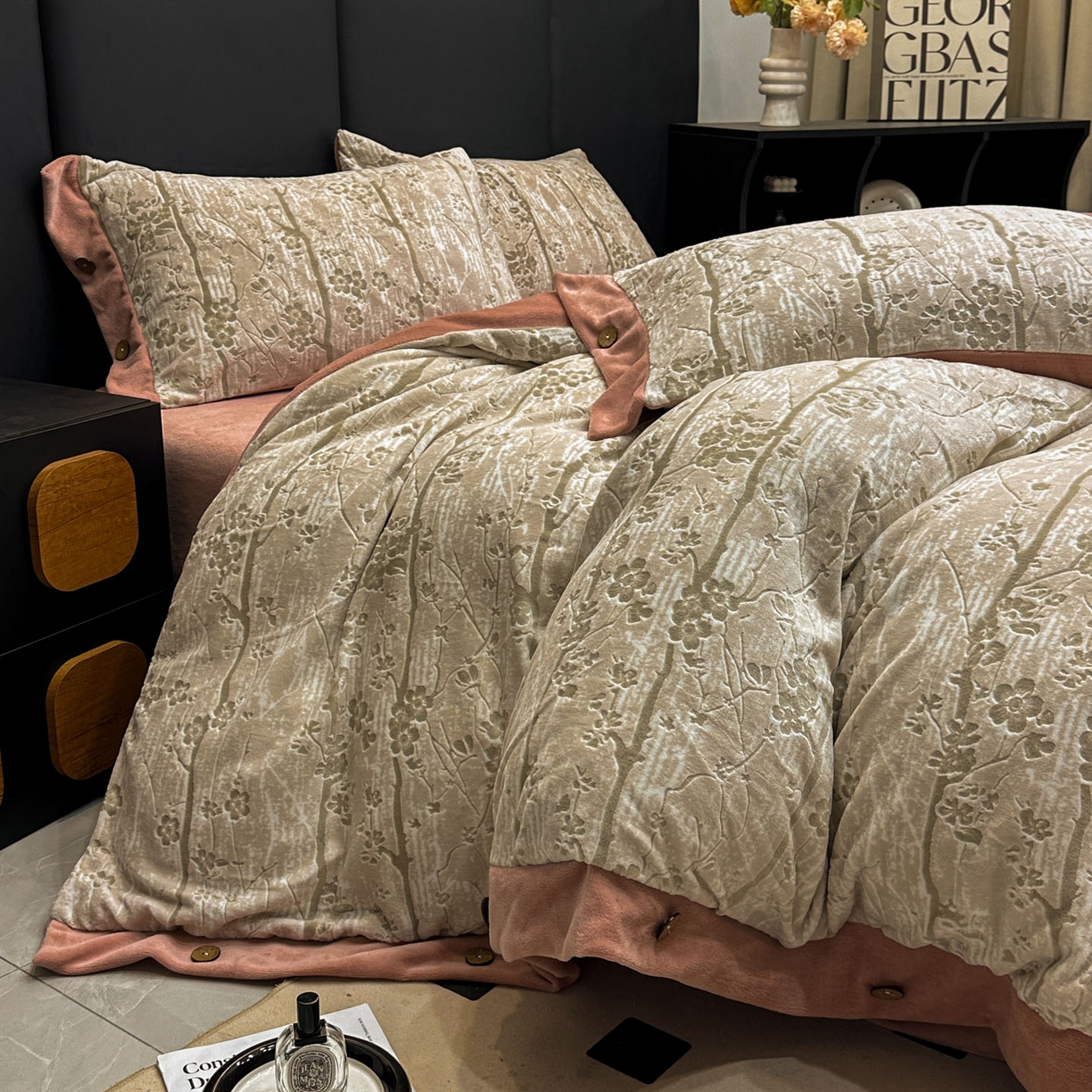 91家纺网 家纺一手货源 找家纺 晚爱家纺（原晚安家居） 2025新款宽边纽扣款雕花绒四件套烂花立体雕花牛奶绒 寒冬-粉