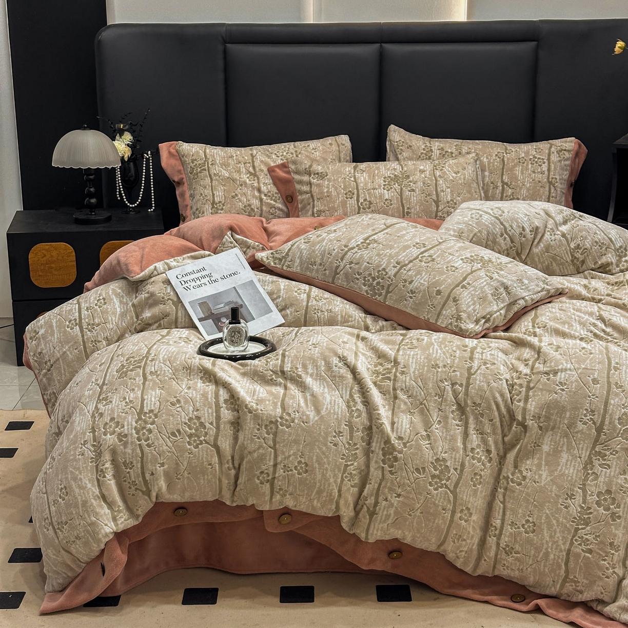 91家纺网 家纺一手货源 找家纺 晚爱家纺（原晚安家居） 2025新款宽边纽扣款雕花绒四件套烂花立体雕花牛奶绒 寒冬-粉