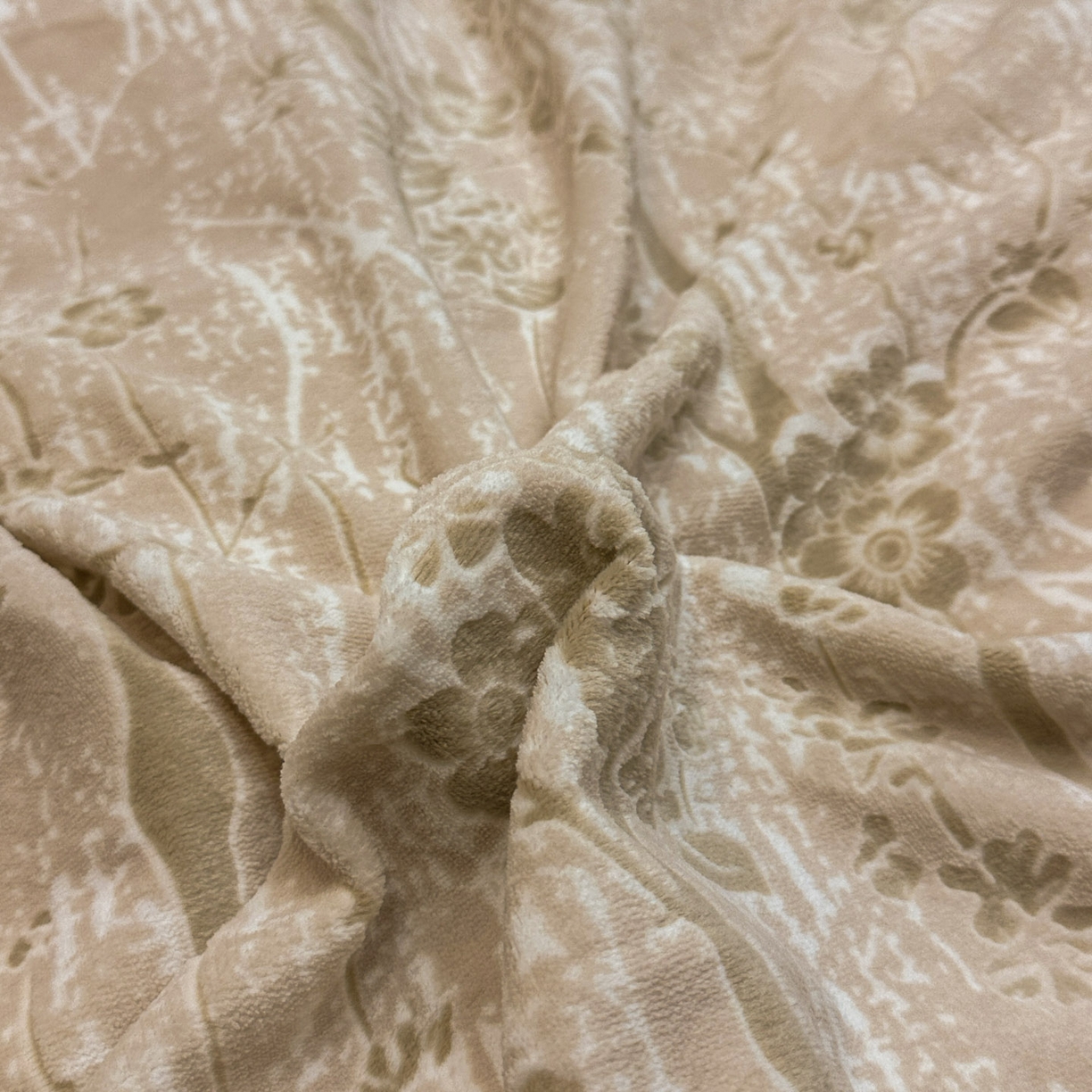 91家纺网 家纺一手货源 找家纺 晚爱家纺（原晚安家居） 2025新款宽边纽扣款雕花绒四件套烂花立体雕花牛奶绒 寒冬-粉