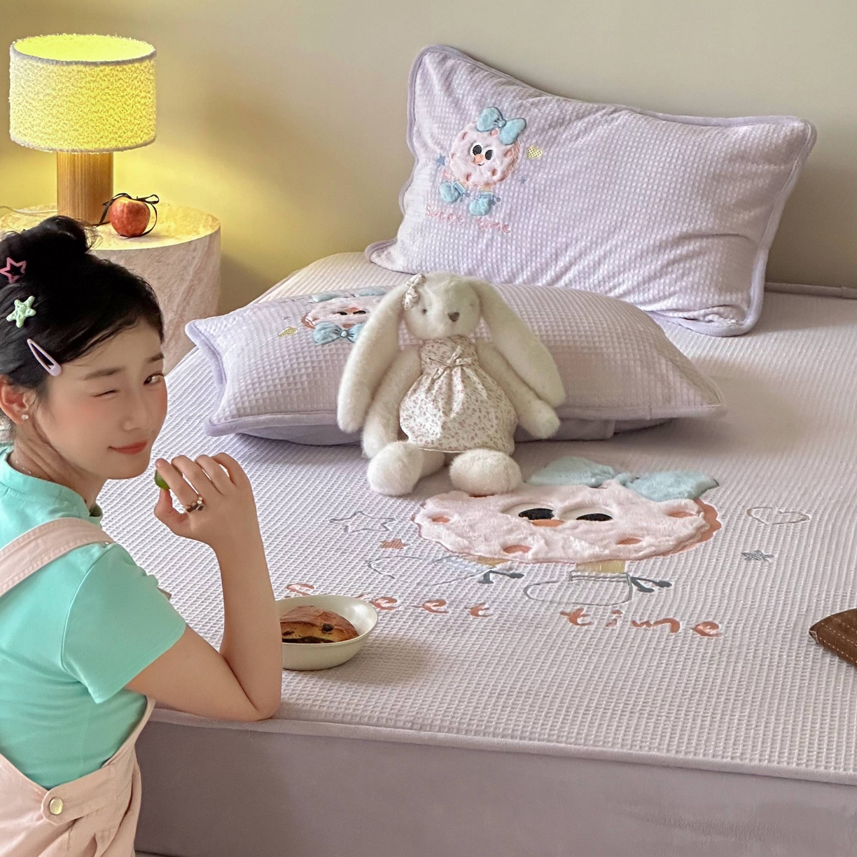 91家纺网 家纺一手货源 找家纺 Sweet dreams甜梦 2025新款华夫格绒兔毛贴布床笠三件套 甜甜圈紫