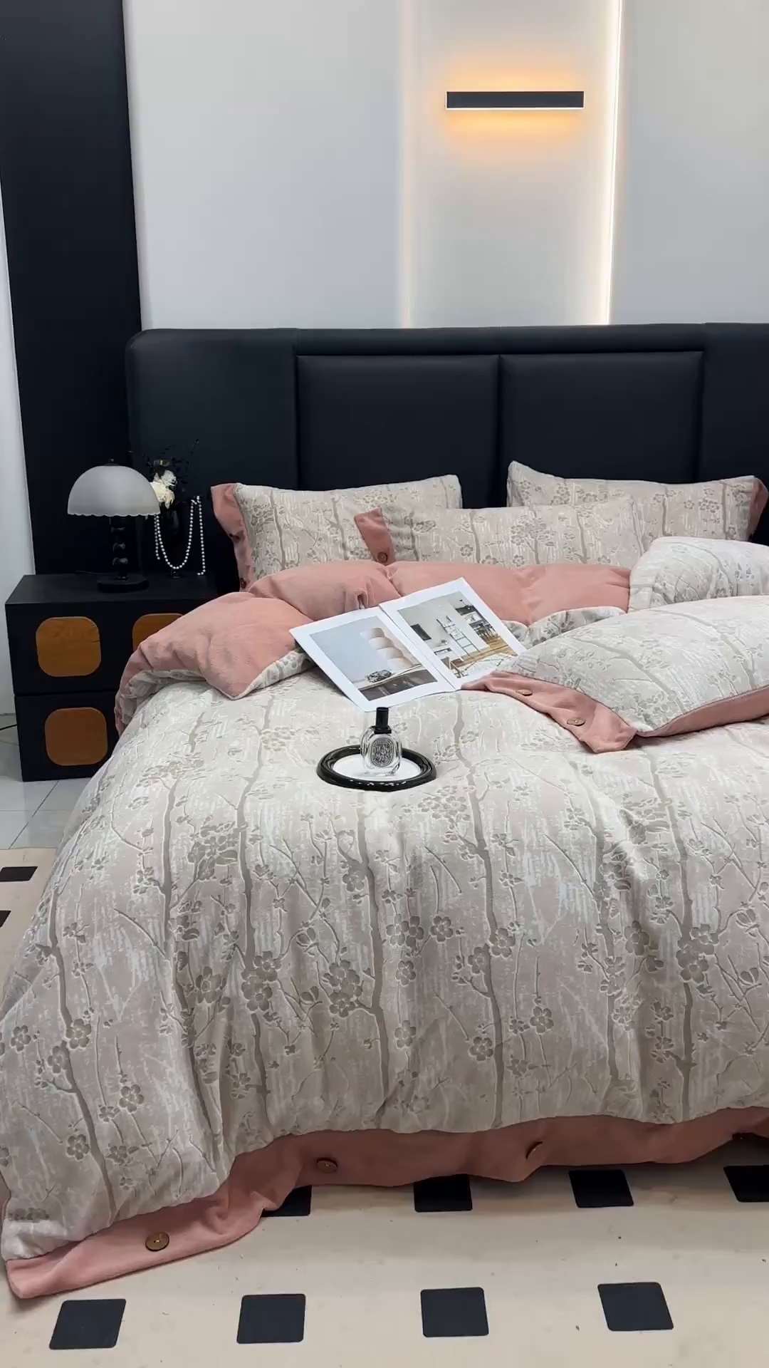 91家纺网 家纺一手货源 找家纺 晚爱家纺（原晚安家居） 2025新款宽边纽扣款雕花绒四件套烂花立体雕花牛奶绒 寒冬-粉