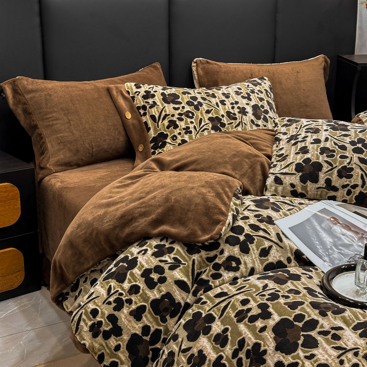 91家纺网 家纺一手货源 找家纺 晚爱家纺（原晚安家居） 2025新款宽边纽扣款雕花绒四件套烂花立体雕花牛奶绒 琥珀流光