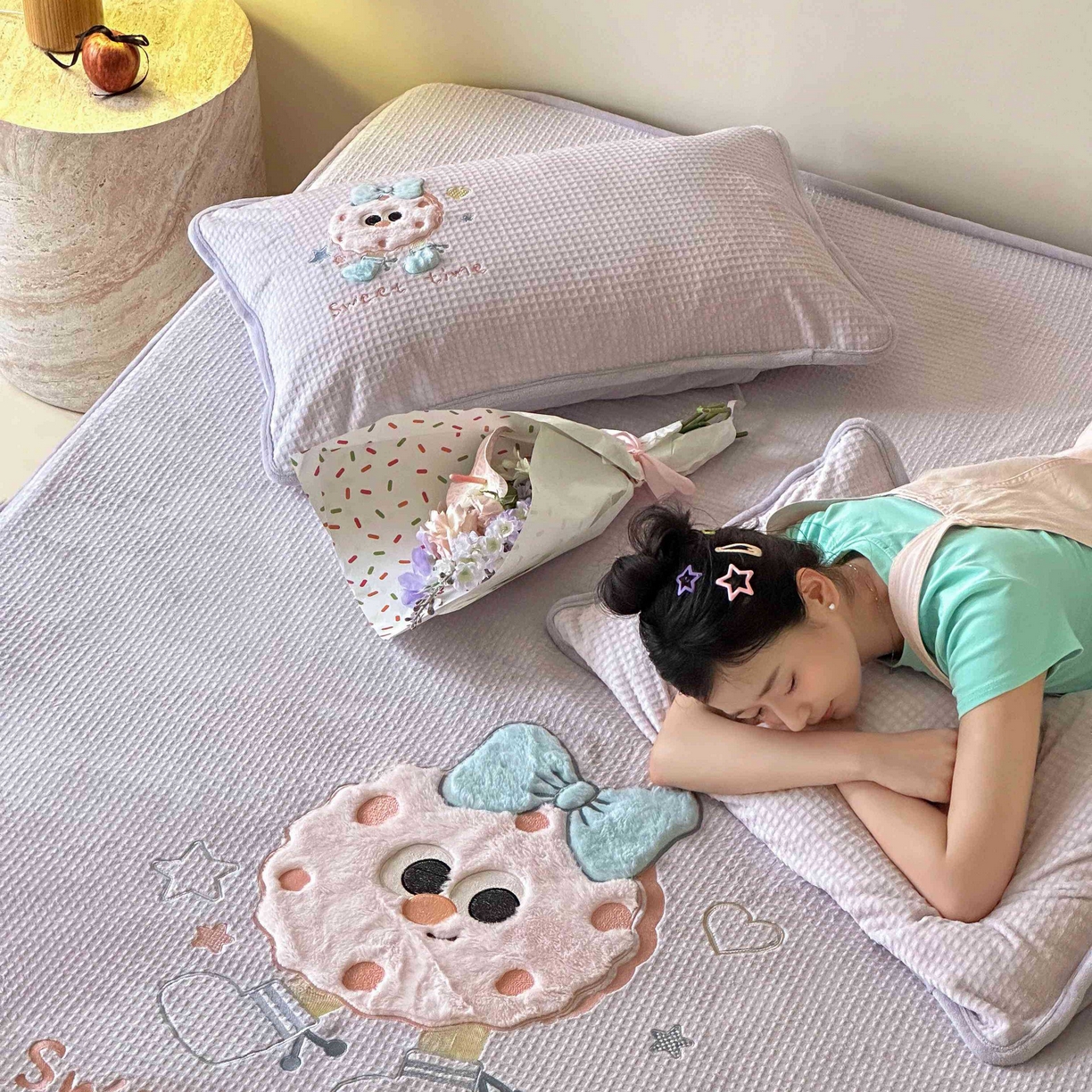 91家纺网 家纺一手货源 找家纺 Sweet dreams甜梦 2025新款华夫格绒兔毛贴布床笠三件套 甜甜圈紫