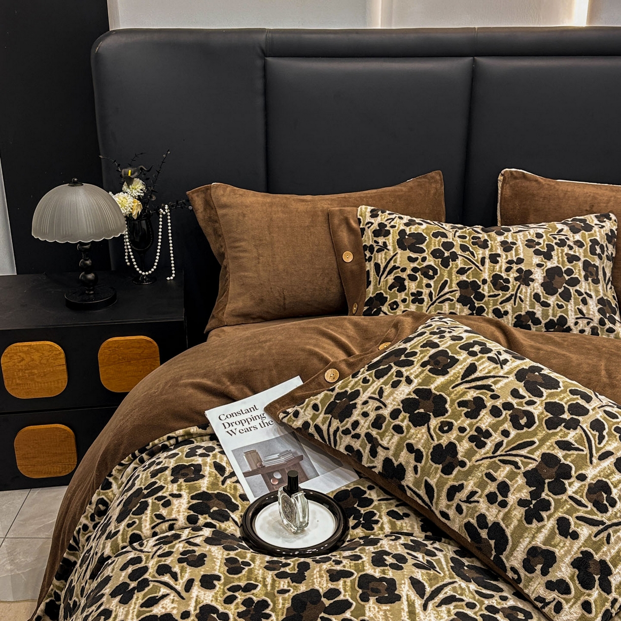 91家纺网 家纺一手货源 找家纺 晚爱家纺（原晚安家居） 2025新款宽边纽扣款雕花绒四件套烂花立体雕花牛奶绒 琥珀流光