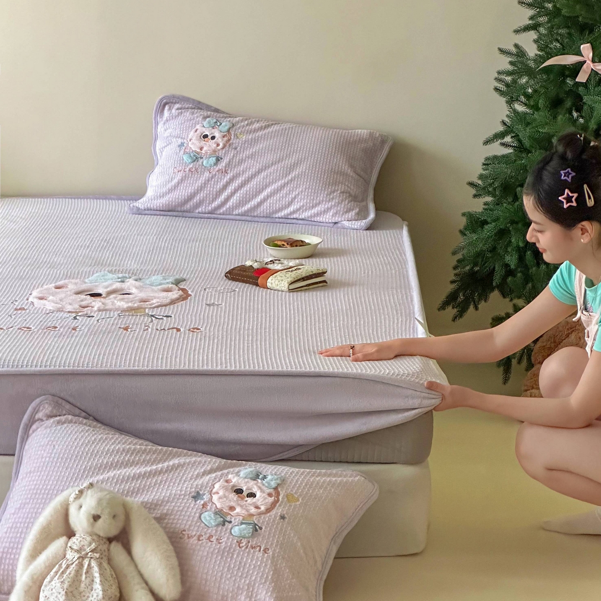 91家纺网 家纺一手货源 找家纺 Sweet dreams甜梦 2025新款华夫格绒兔毛贴布床笠三件套 甜甜圈紫