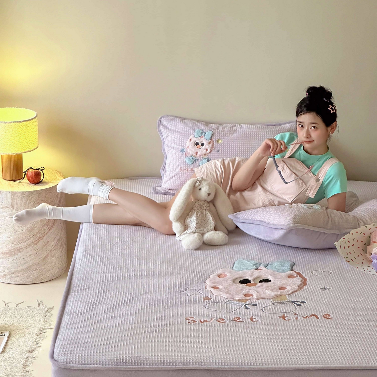 91家纺网 家纺一手货源 找家纺 Sweet dreams甜梦 2025新款华夫格绒兔毛贴布床笠三件套 甜甜圈紫