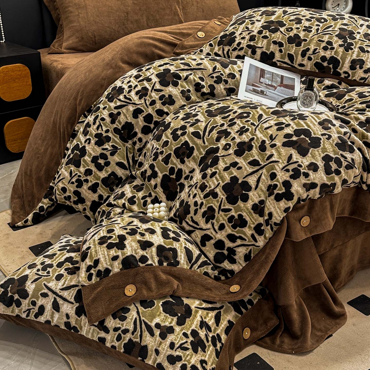 91家纺网 家纺一手货源 找家纺 晚爱家纺（原晚安家居） 2025新款宽边纽扣款雕花绒四件套烂花立体雕花牛奶绒 琥珀流光