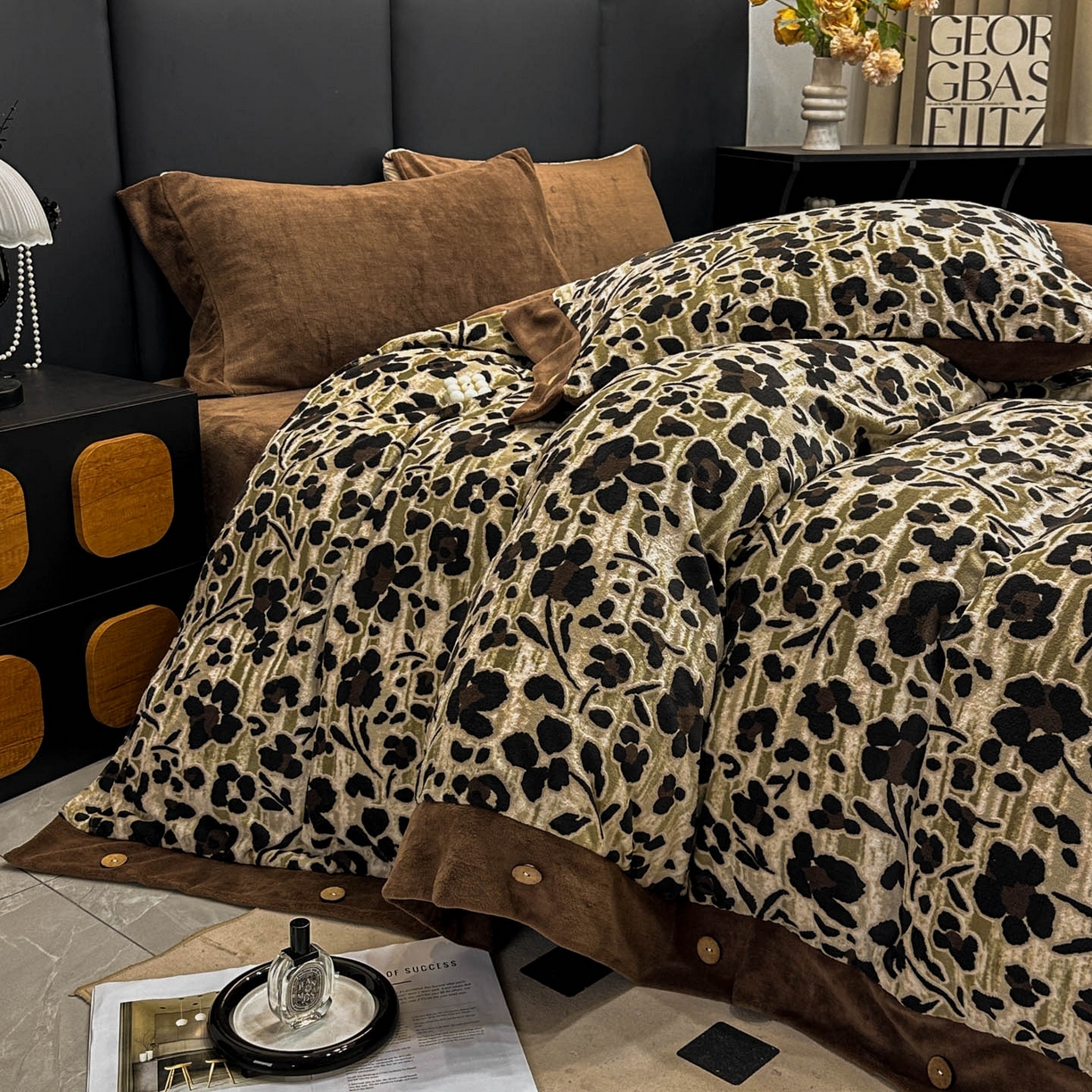 91家纺网 家纺一手货源 找家纺 晚爱家纺（原晚安家居） 2025新款宽边纽扣款雕花绒四件套烂花立体雕花牛奶绒 琥珀流光