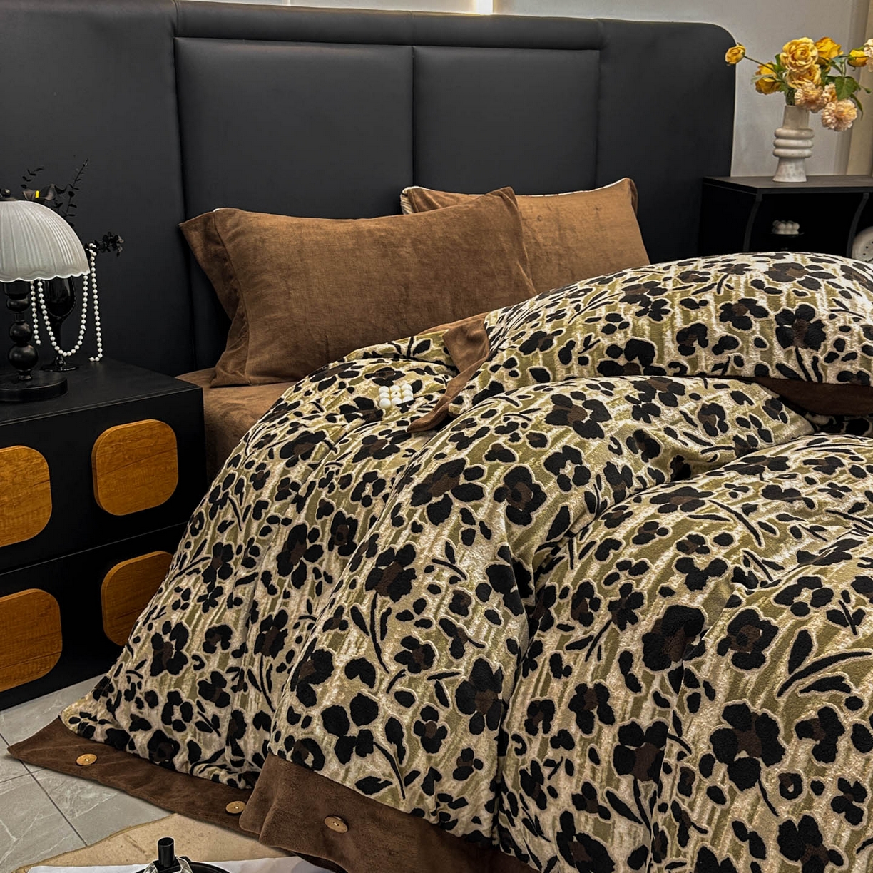 91家纺网 家纺一手货源 找家纺 晚爱家纺（原晚安家居） 2025新款宽边纽扣款雕花绒四件套烂花立体雕花牛奶绒 琥珀流光