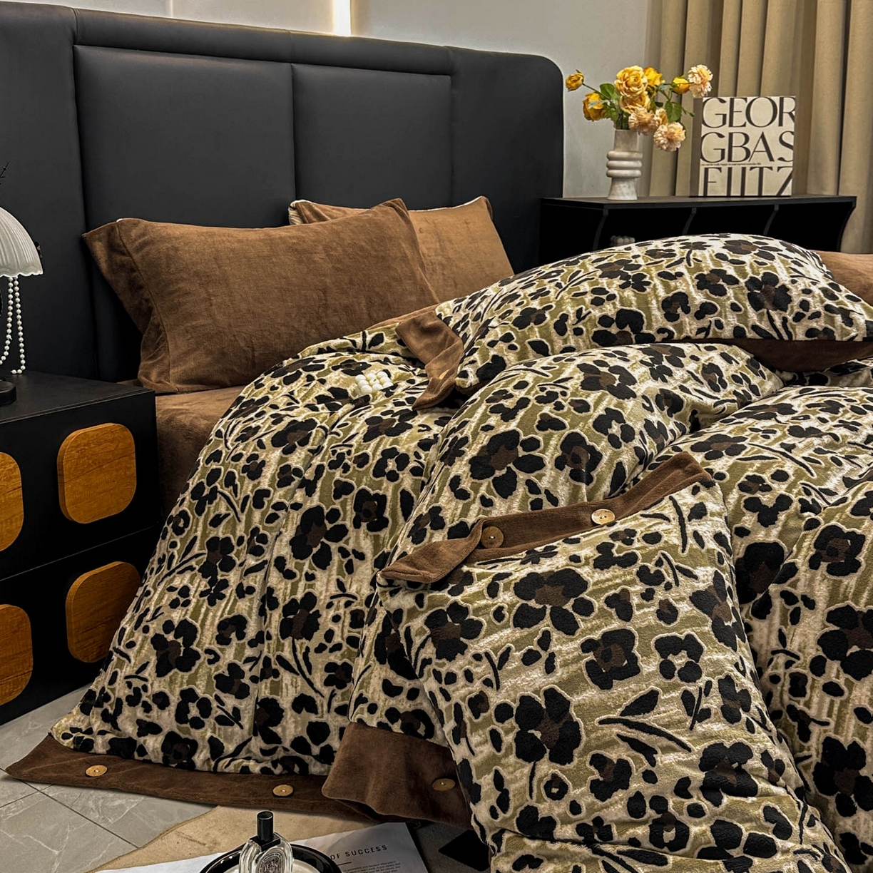 91家纺网 家纺一手货源 找家纺 晚爱家纺（原晚安家居） 2025新款宽边纽扣款雕花绒四件套烂花立体雕花牛奶绒 琥珀流光