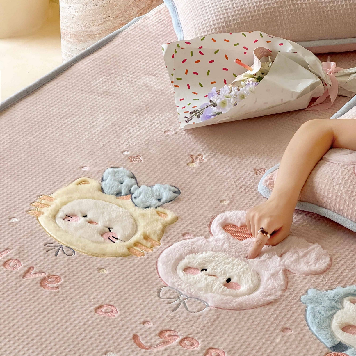 91家纺网 家纺一手货源 找家纺 Sweet dreams甜梦 2025新款华夫格绒兔毛贴布床笠三件套 小动物粉