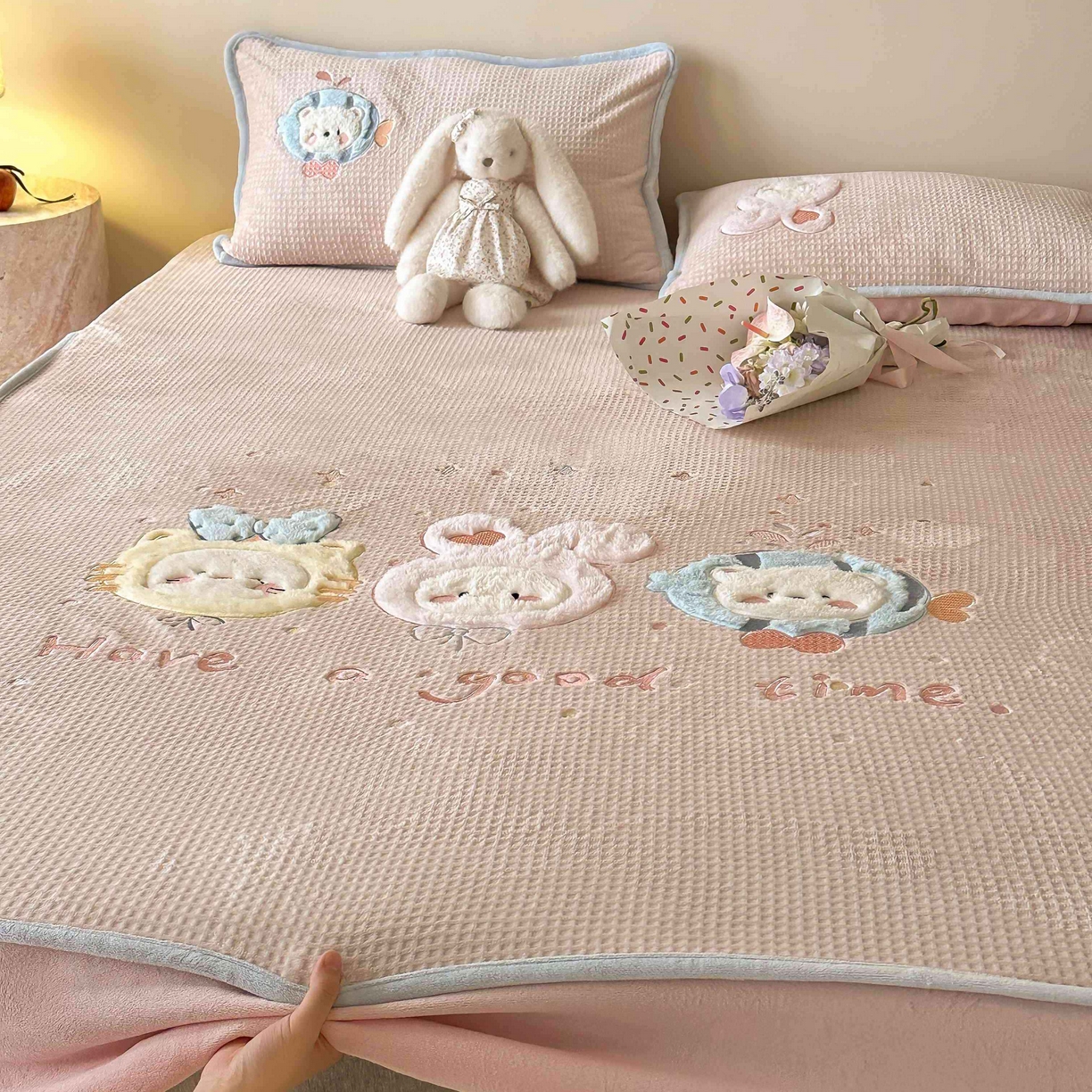 91家纺网 家纺一手货源 找家纺 Sweet dreams甜梦 2025新款华夫格绒兔毛贴布床笠三件套 小动物粉