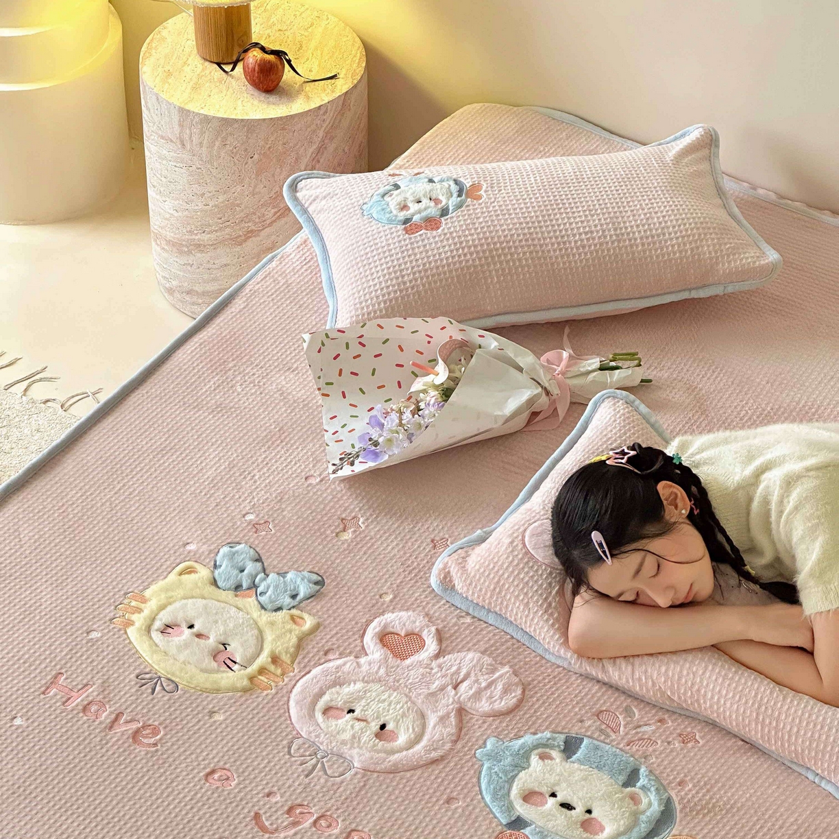 91家纺网 家纺一手货源 找家纺 Sweet dreams甜梦 2025新款华夫格绒兔毛贴布床笠三件套 小动物粉