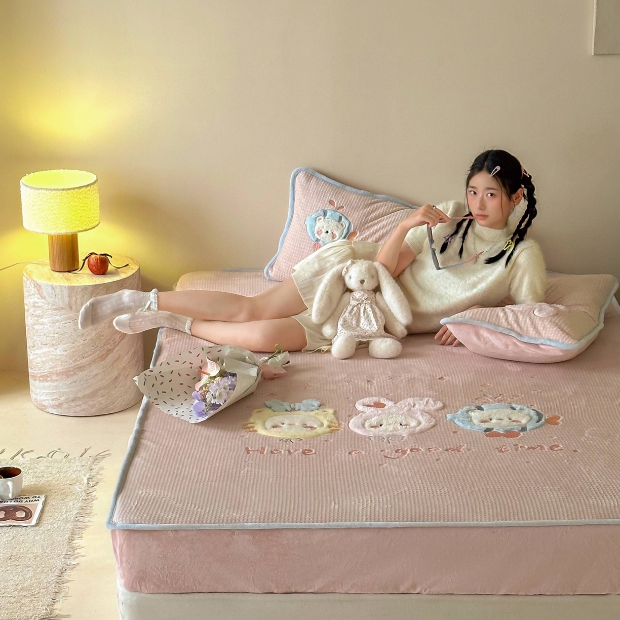 91家纺网 家纺一手货源 找家纺 Sweet dreams甜梦 2025新款华夫格绒兔毛贴布床笠三件套 小动物粉