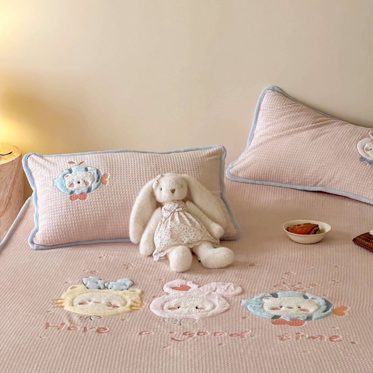 91家纺网 家纺一手货源 找家纺 Sweet dreams甜梦 2025新款华夫格绒兔毛贴布床笠三件套 小动物粉