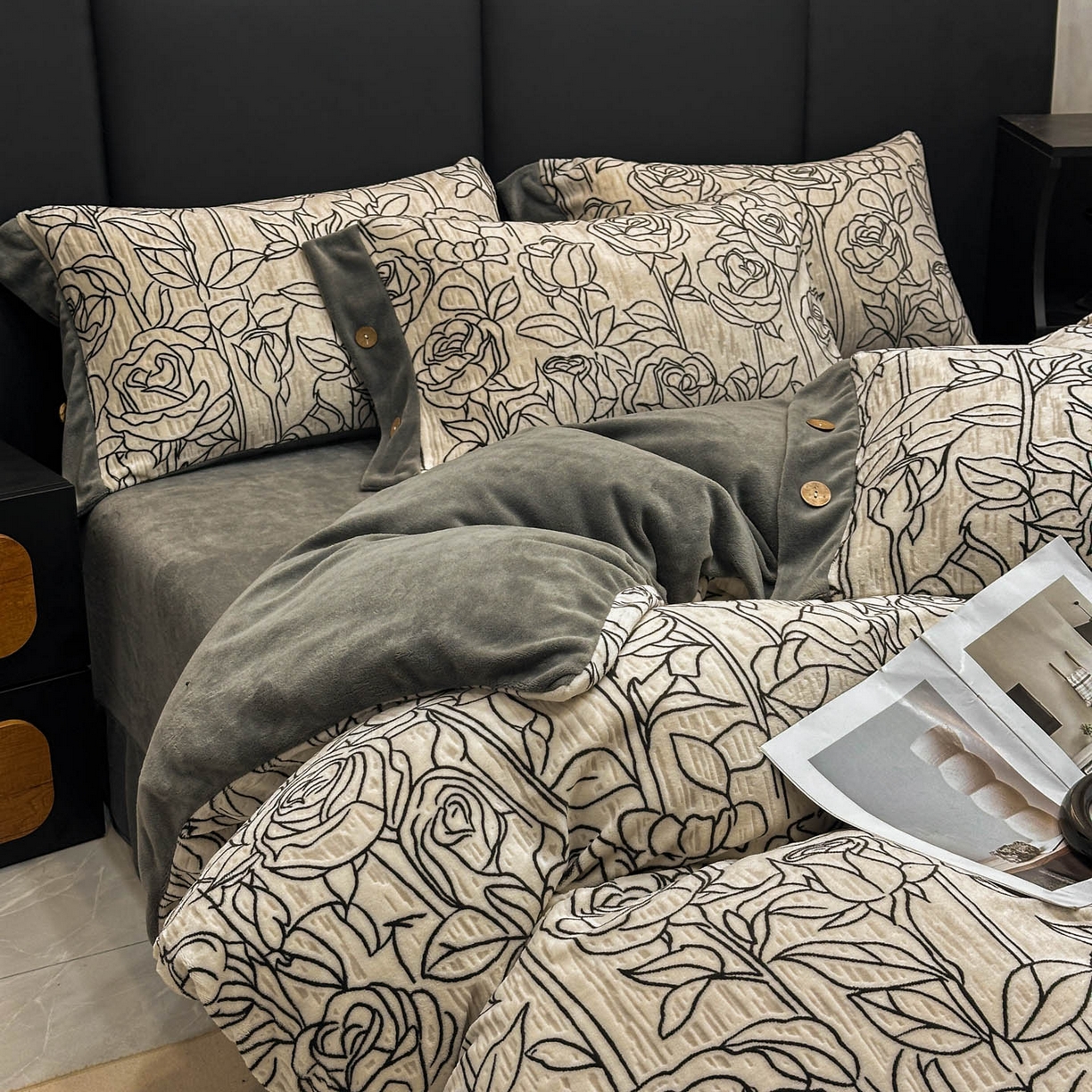 91家纺网 家纺一手货源 找家纺 晚爱家纺（原晚安家居） 2025新款宽边纽扣款雕花绒四件套烂花立体雕花牛奶绒 玫瑰花香灰