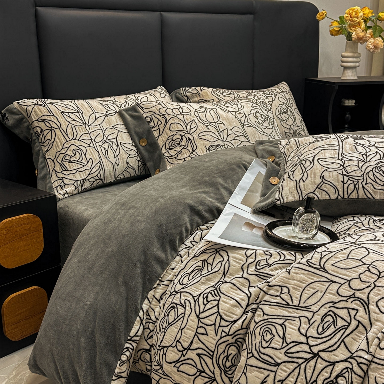 91家纺网 家纺一手货源 找家纺 晚爱家纺（原晚安家居） 2025新款宽边纽扣款雕花绒四件套烂花立体雕花牛奶绒 玫瑰花香灰