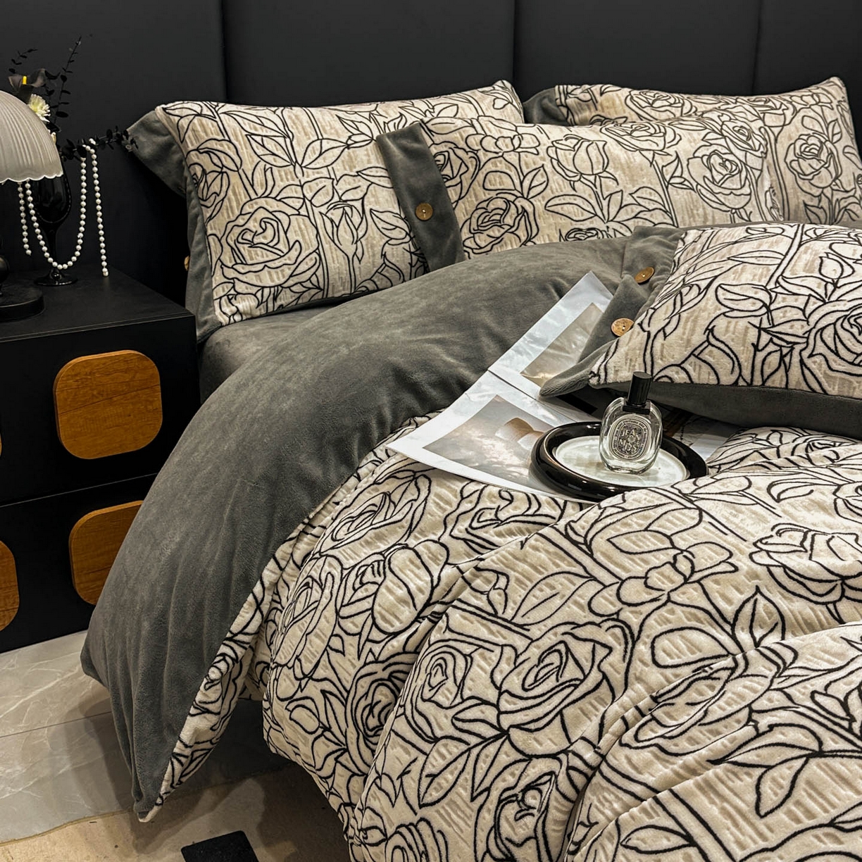 91家纺网 家纺一手货源 找家纺 晚爱家纺（原晚安家居） 2025新款宽边纽扣款雕花绒四件套烂花立体雕花牛奶绒 玫瑰花香灰