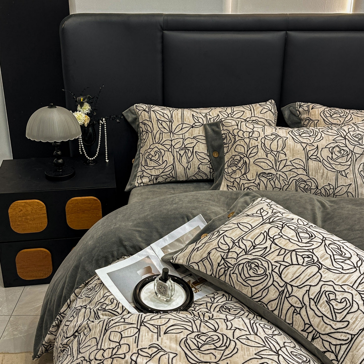 91家纺网 家纺一手货源 找家纺 晚爱家纺（原晚安家居） 2025新款宽边纽扣款雕花绒四件套烂花立体雕花牛奶绒 玫瑰花香灰