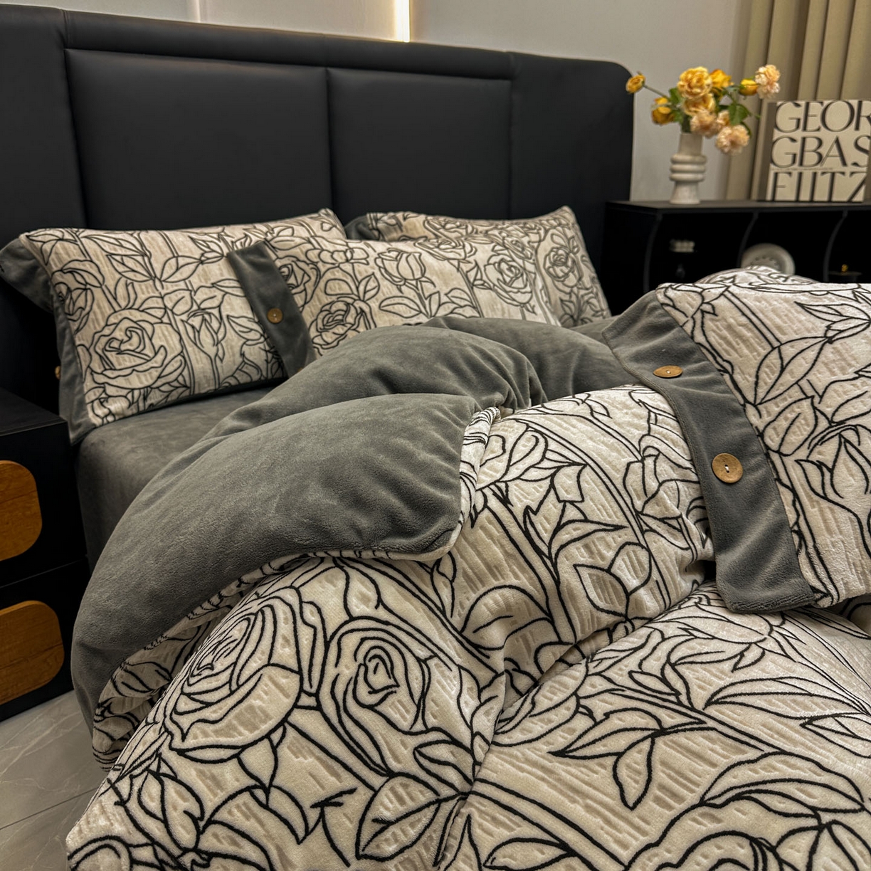 91家纺网 家纺一手货源 找家纺 晚爱家纺（原晚安家居） 2025新款宽边纽扣款雕花绒四件套烂花立体雕花牛奶绒 玫瑰花香灰