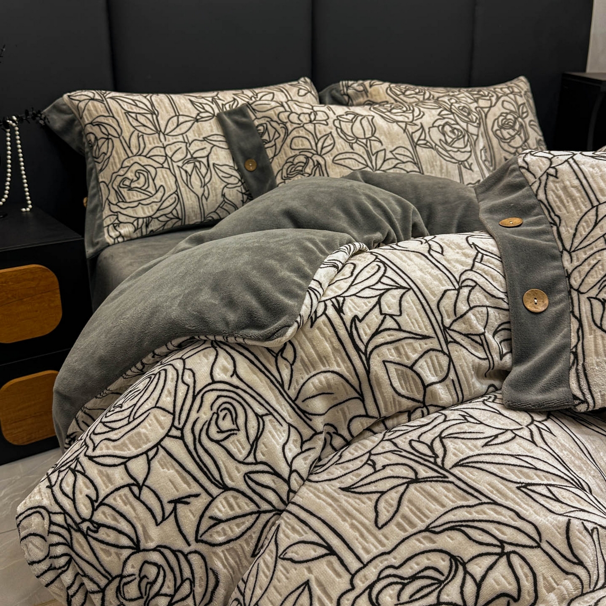 91家纺网 家纺一手货源 找家纺 晚爱家纺（原晚安家居） 2025新款宽边纽扣款雕花绒四件套烂花立体雕花牛奶绒 玫瑰花香灰