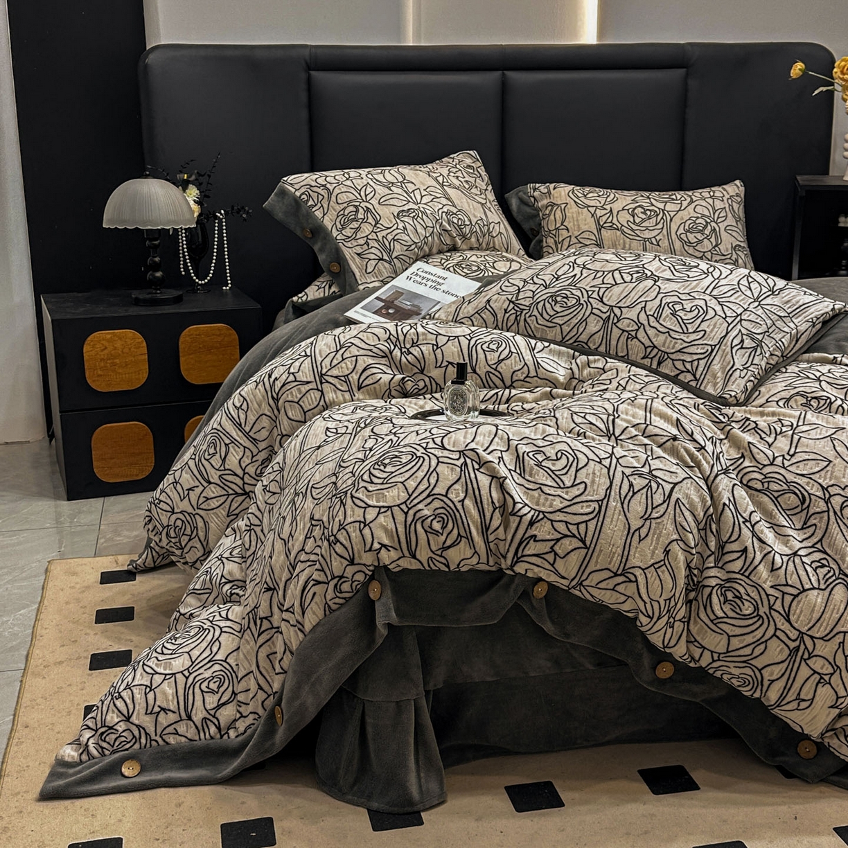 91家纺网 家纺一手货源 找家纺 晚爱家纺（原晚安家居） 2025新款宽边纽扣款雕花绒四件套烂花立体雕花牛奶绒 玫瑰花香灰