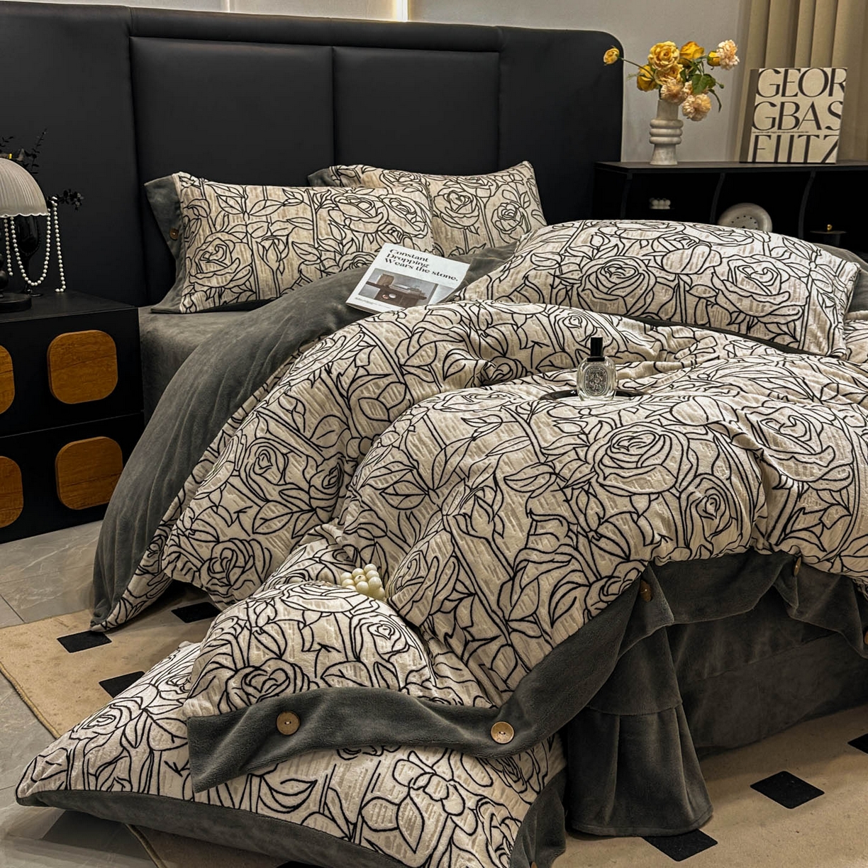 91家纺网 家纺一手货源 找家纺 晚爱家纺（原晚安家居） 2025新款宽边纽扣款雕花绒四件套烂花立体雕花牛奶绒 玫瑰花香灰