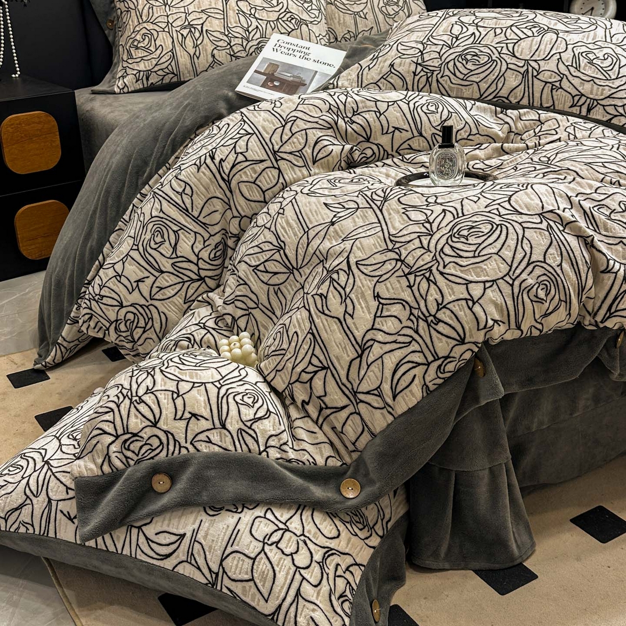 91家纺网 家纺一手货源 找家纺 晚爱家纺（原晚安家居） 2025新款宽边纽扣款雕花绒四件套烂花立体雕花牛奶绒 玫瑰花香灰