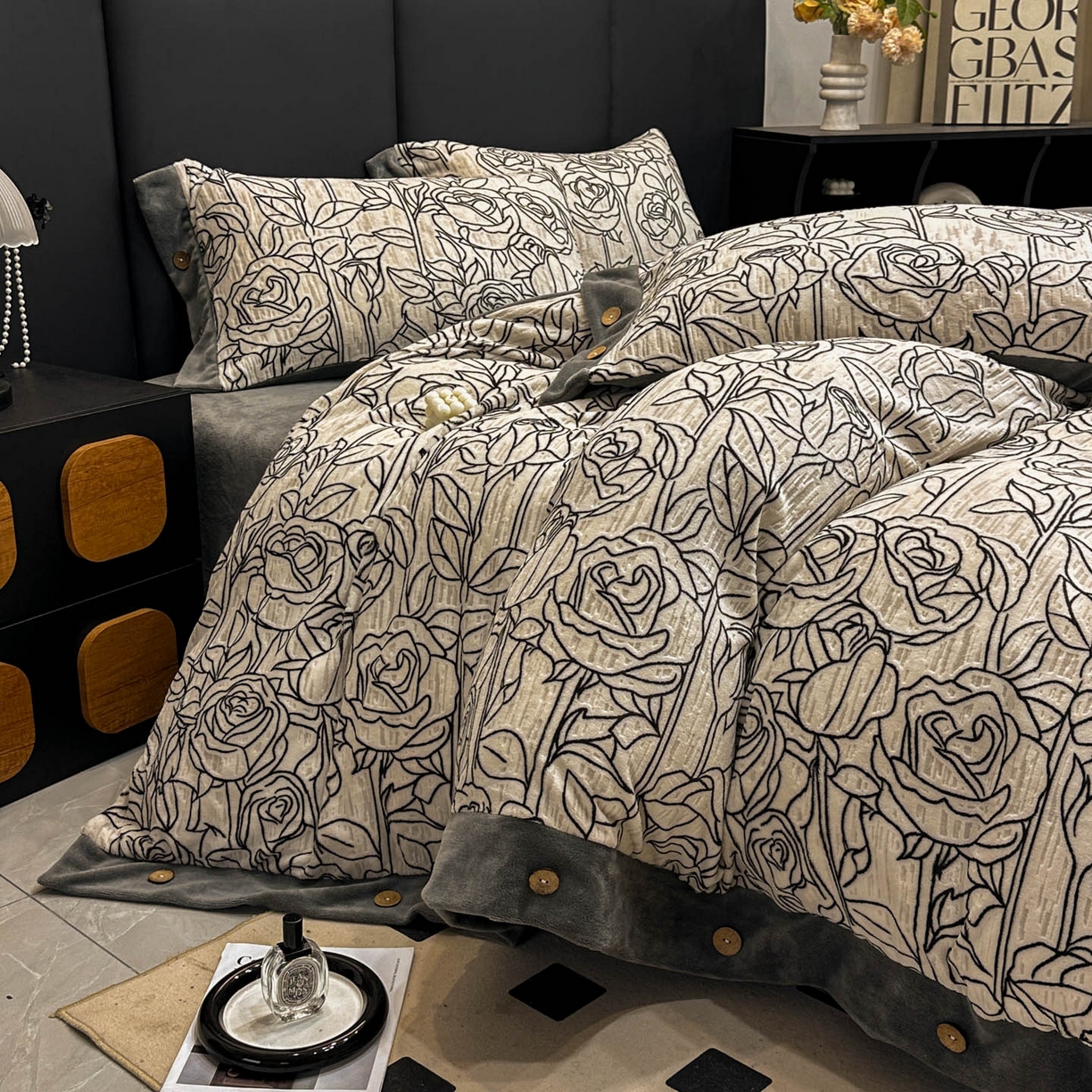 91家纺网 家纺一手货源 找家纺 晚爱家纺（原晚安家居） 2025新款宽边纽扣款雕花绒四件套烂花立体雕花牛奶绒 玫瑰花香灰