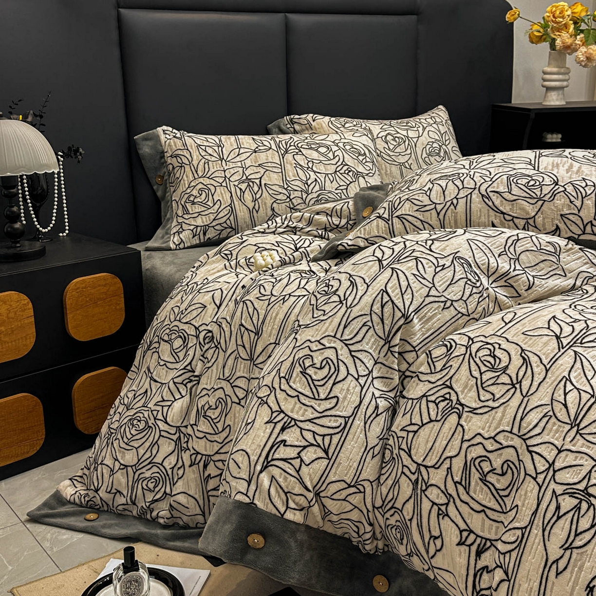 91家纺网 家纺一手货源 找家纺 晚爱家纺（原晚安家居） 2025新款宽边纽扣款雕花绒四件套烂花立体雕花牛奶绒 玫瑰花香灰