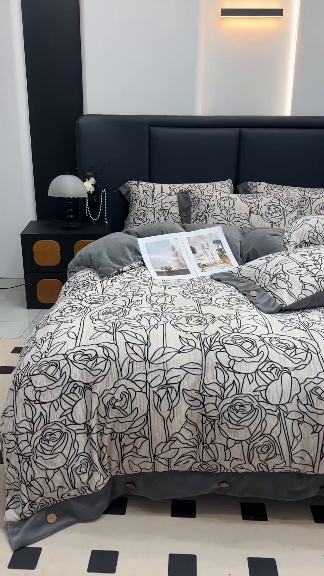 91家纺网 家纺一手货源 找家纺 晚爱家纺（原晚安家居） 2025新款宽边纽扣款雕花绒四件套烂花立体雕花牛奶绒 玫瑰花香灰