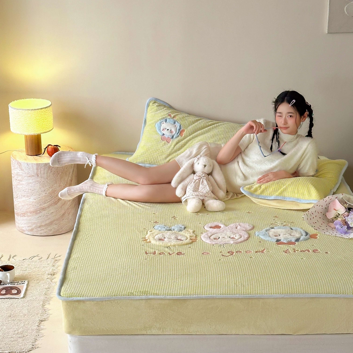 91家纺网 家纺一手货源 找家纺 Sweet dreams甜梦 2025新款华夫格绒兔毛贴布床笠三件套 小动物黄