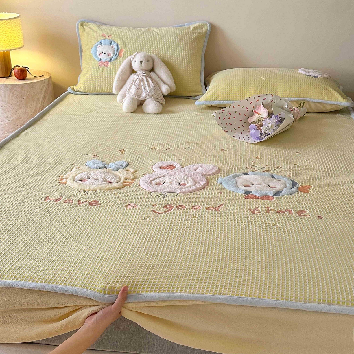 91家纺网 家纺一手货源 找家纺 Sweet dreams甜梦 2025新款华夫格绒兔毛贴布床笠三件套 小动物黄