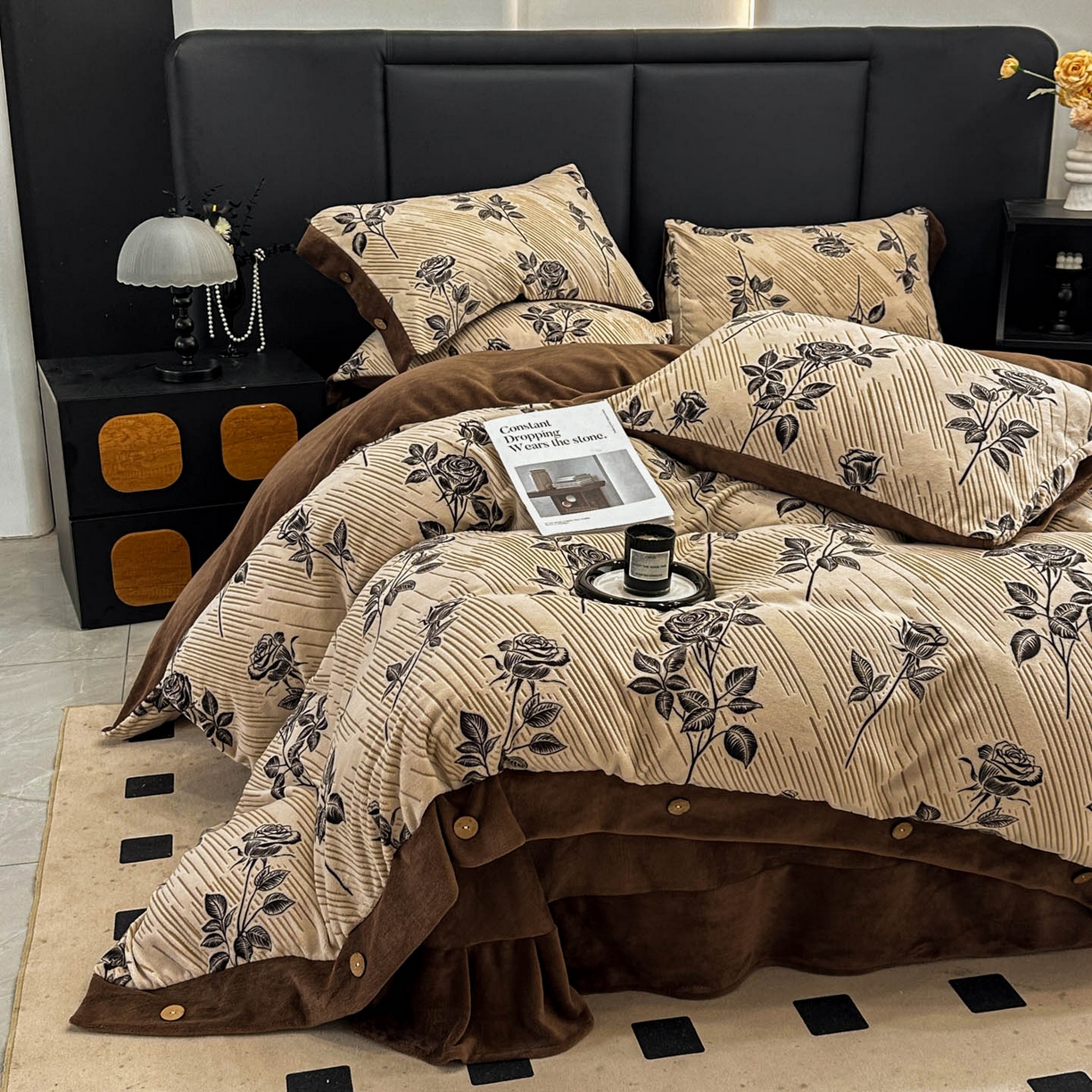 91家纺网 家纺一手货源 找家纺 晚爱家纺（原晚安家居） 2025新款宽边纽扣款雕花绒四件套烂花立体雕花牛奶绒 玫瑰之约-咖