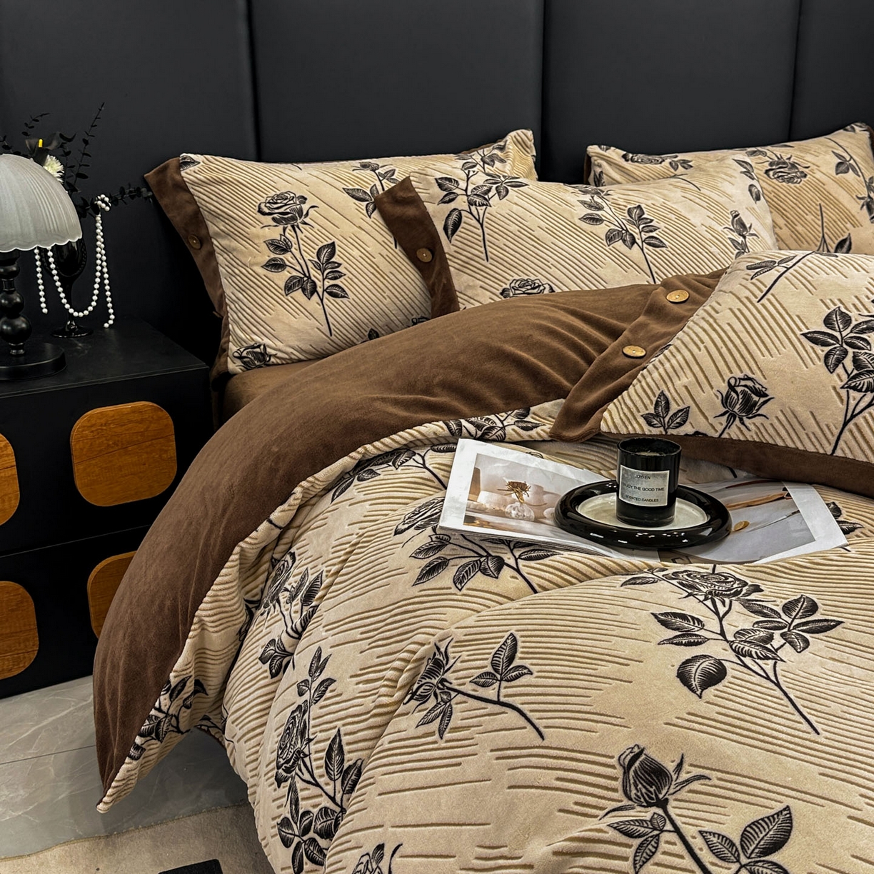 91家纺网 家纺一手货源 找家纺 晚爱家纺（原晚安家居） 2025新款宽边纽扣款雕花绒四件套烂花立体雕花牛奶绒 玫瑰之约-咖