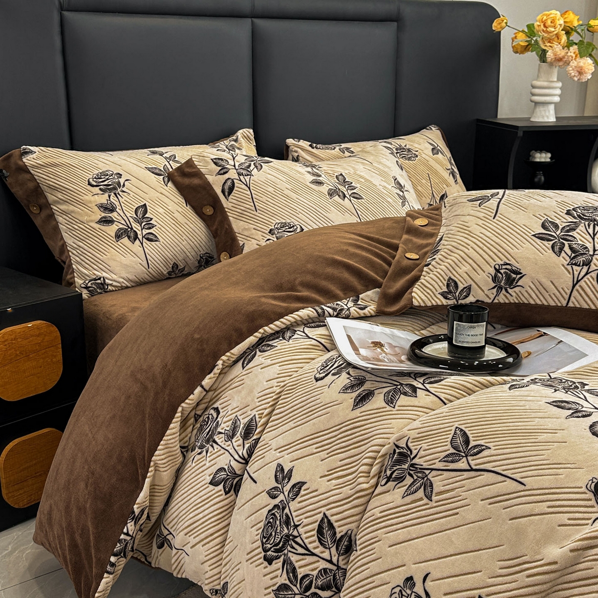 91家纺网 家纺一手货源 找家纺 晚爱家纺（原晚安家居） 2025新款宽边纽扣款雕花绒四件套烂花立体雕花牛奶绒 玫瑰之约-咖