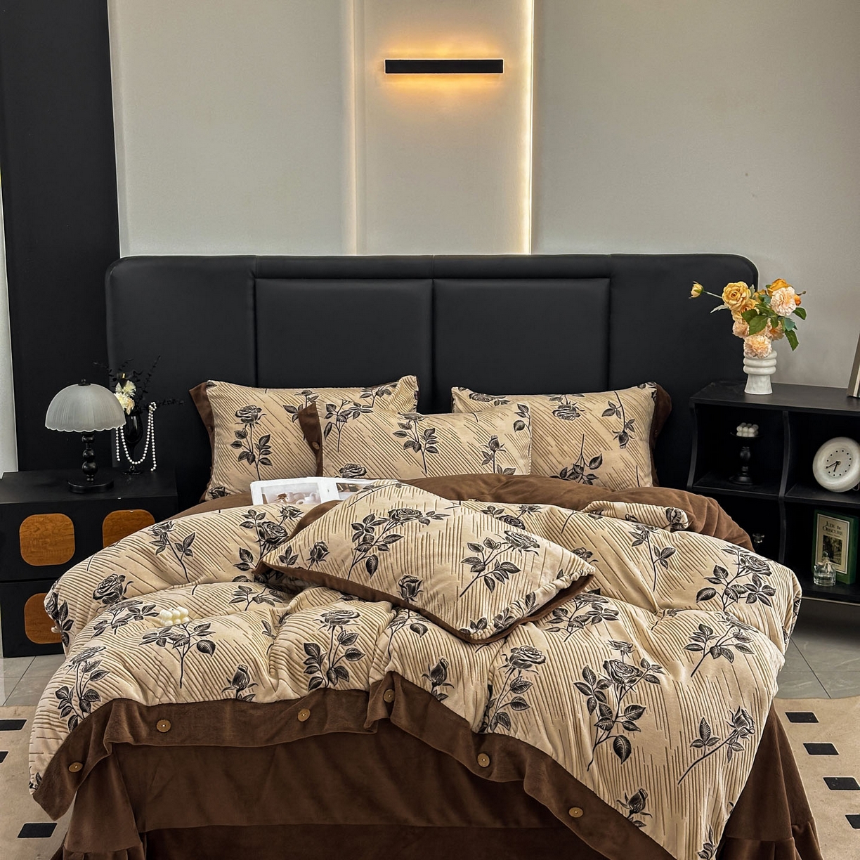 91家纺网 家纺一手货源 找家纺 晚爱家纺（原晚安家居） 2025新款宽边纽扣款雕花绒四件套烂花立体雕花牛奶绒 玫瑰之约-咖