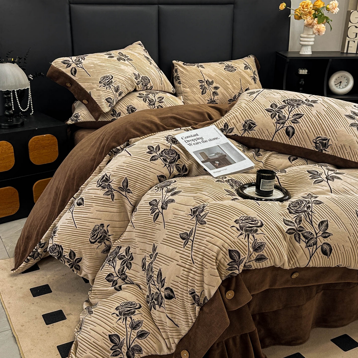 91家纺网 家纺一手货源 找家纺 晚爱家纺（原晚安家居） 2025新款宽边纽扣款雕花绒四件套烂花立体雕花牛奶绒 玫瑰之约-咖