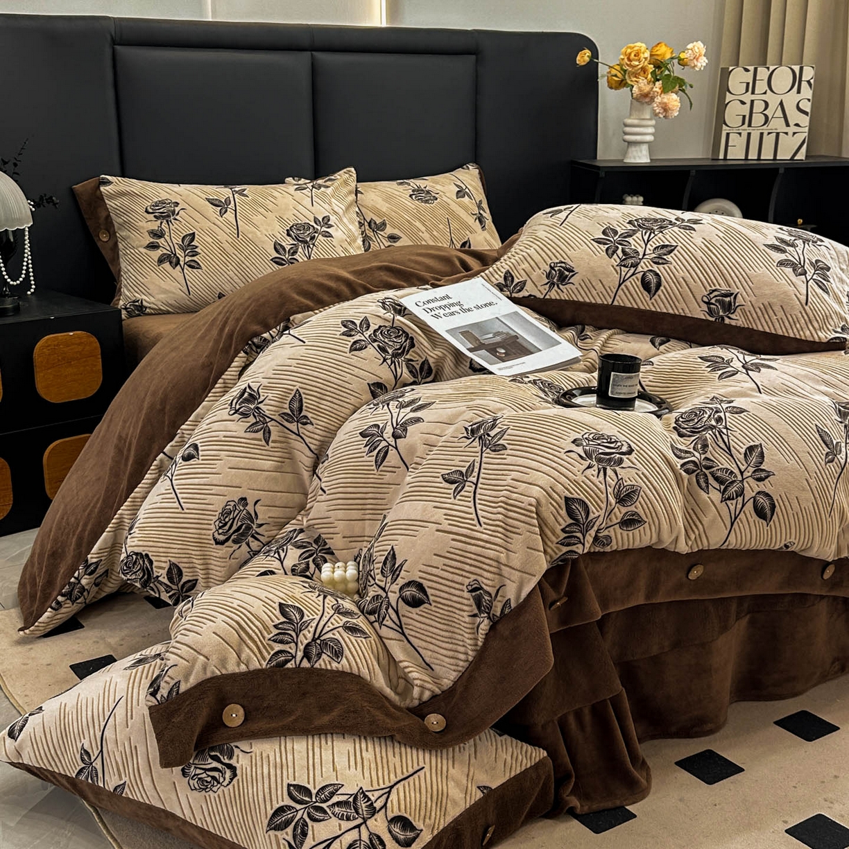 91家纺网 家纺一手货源 找家纺 晚爱家纺（原晚安家居） 2025新款宽边纽扣款雕花绒四件套烂花立体雕花牛奶绒 玫瑰之约-咖