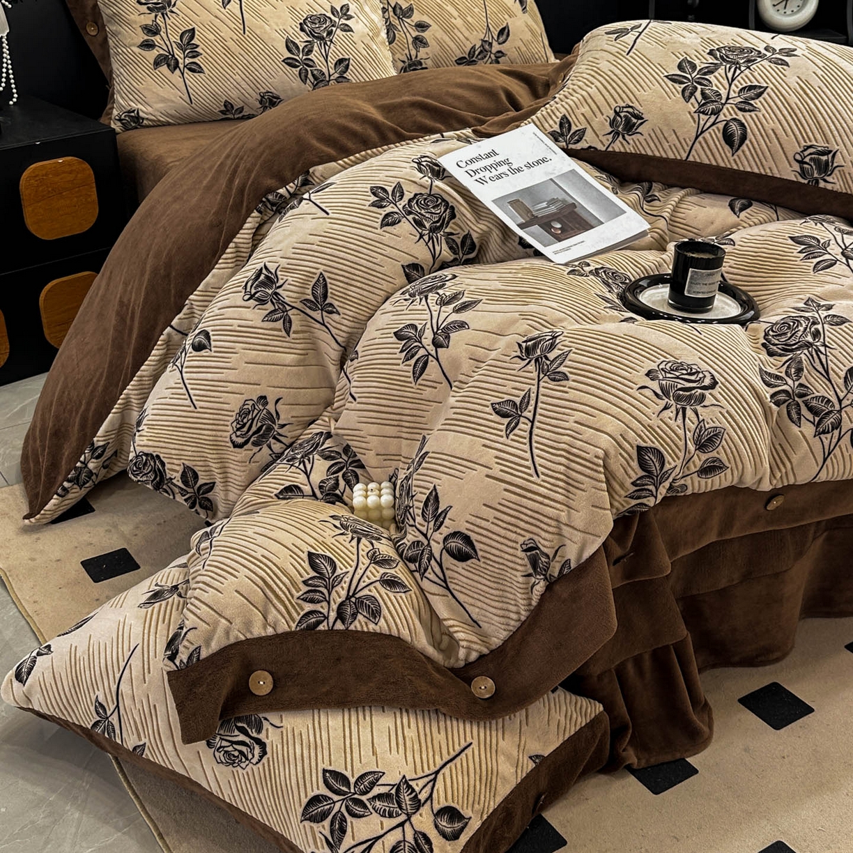 91家纺网 家纺一手货源 找家纺 晚爱家纺（原晚安家居） 2025新款宽边纽扣款雕花绒四件套烂花立体雕花牛奶绒 玫瑰之约-咖