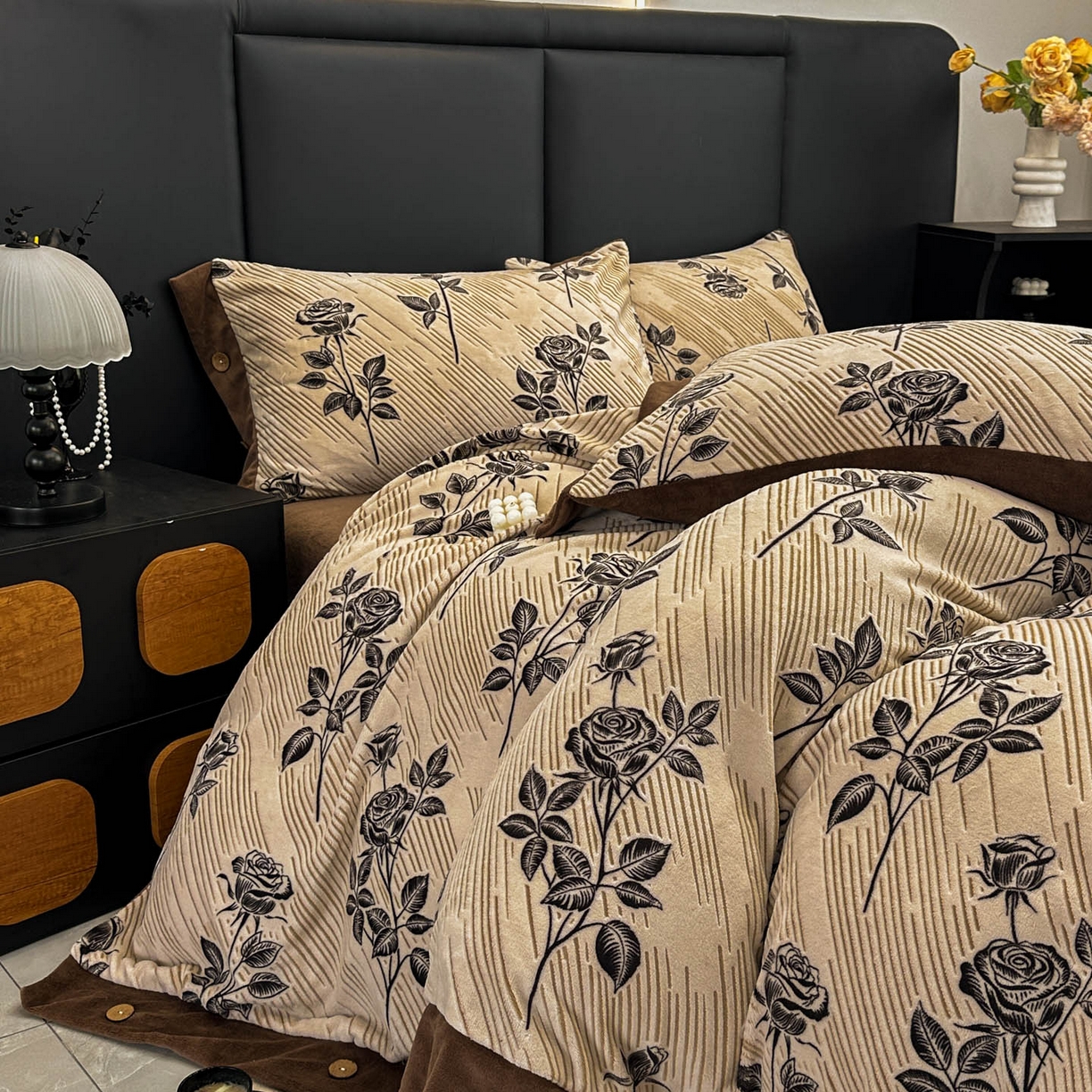 91家纺网 家纺一手货源 找家纺 晚爱家纺（原晚安家居） 2025新款宽边纽扣款雕花绒四件套烂花立体雕花牛奶绒 玫瑰之约-咖