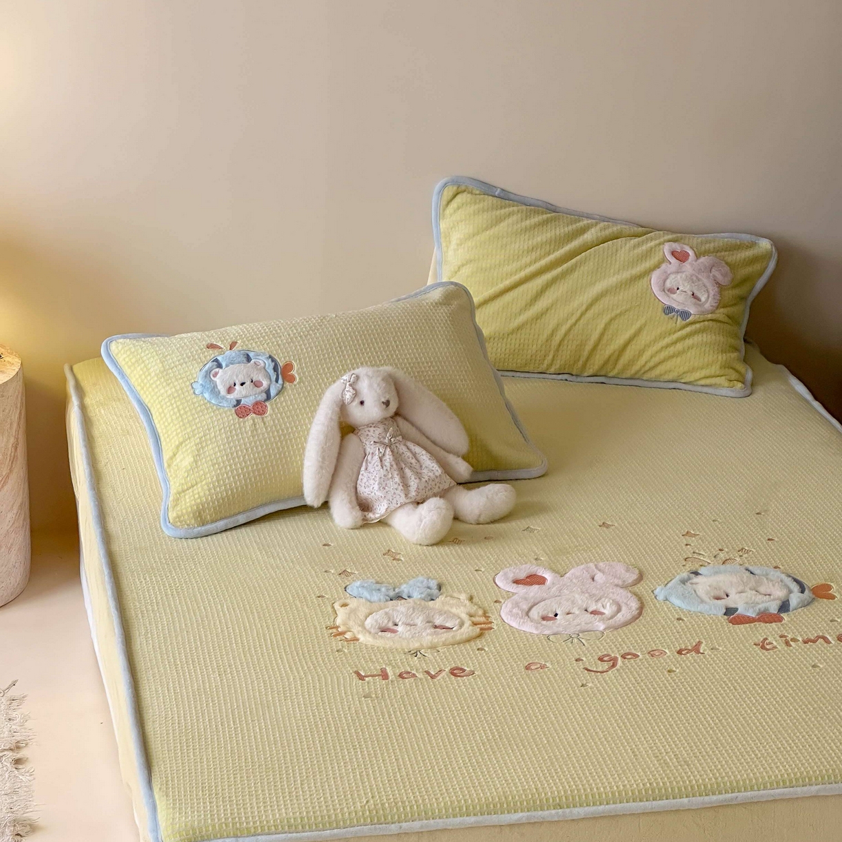 91家纺网 家纺一手货源 找家纺 Sweet dreams甜梦 2025新款华夫格绒兔毛贴布床笠三件套 小动物黄