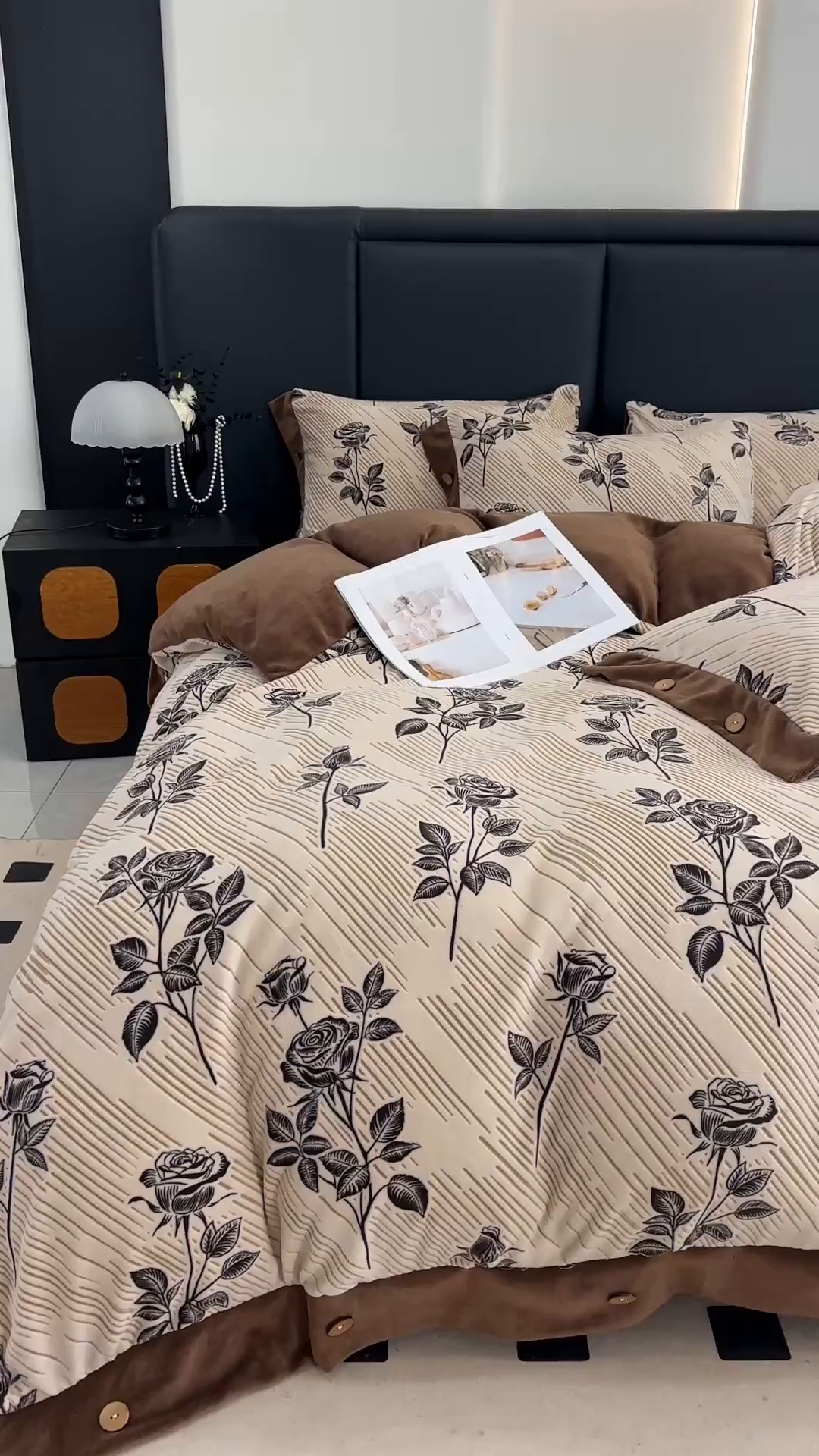 91家纺网 家纺一手货源 找家纺 晚爱家纺（原晚安家居） 2025新款宽边纽扣款雕花绒四件套烂花立体雕花牛奶绒 玫瑰之约-咖